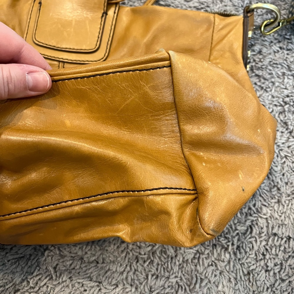 Hobo Sheila Large Satchel in Natural Crossbody Bag - Picture 7 of 11